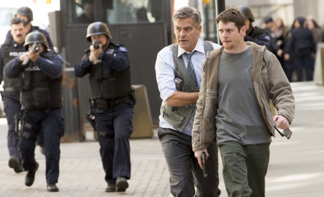 George Clooney in Jack O'Connell v filmu Money Monster.