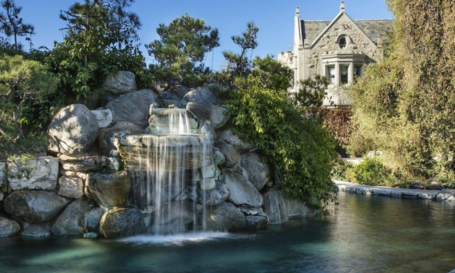 Den mest berygtede del af Playboy Mansion er "grotten", hvor mænds fantasier kommer til live.