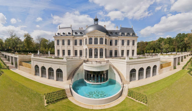 Dvorec Château Louis XIV je kot iz pravljice.