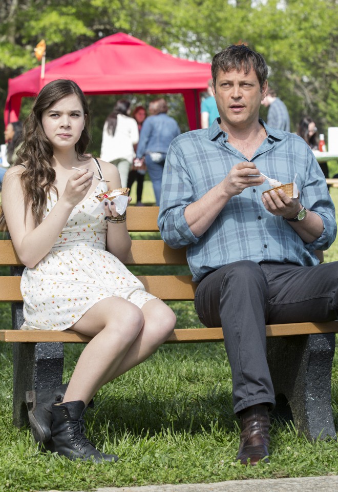 Vince Vaughn ja Hailee Steinfeld elokuvassa Term Life.