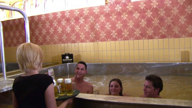 V bazen napolnjen s pivom vam prinesejo tudi pivo.