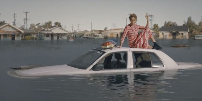 Beyoncé v videospotu za skladbo Formation.