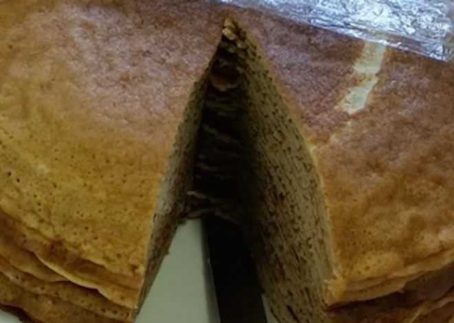 Uno sguardo più attento rivela che non si tratta di un classico biscotto, ma di frittelle impilate una sopra l'altra.