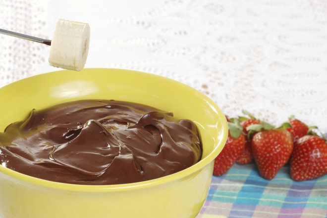 Czekoladowe fondue można łączyć z różnymi owocami.