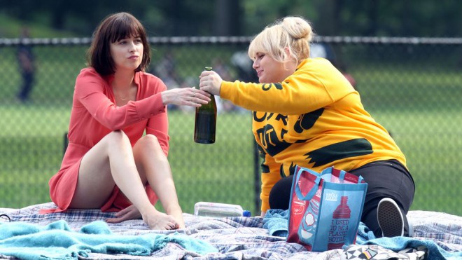 Dakota Johnson in Rebel Wilson v filmu Razgibano življenje samskih.