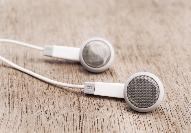 Slušalke Apple imajo odstranljiv silikonski obroček, ki ga lahko očistite posebej.