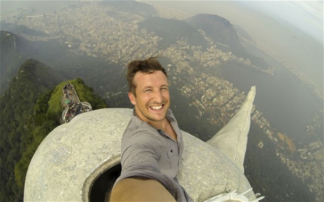 Najpogostejši vzrok, s selfiji povezanih nesreč, je padec z višine.