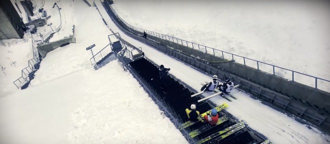 Rok Urbanc en Jaka Rus vlak voor de historische eerste tandem-skischans.