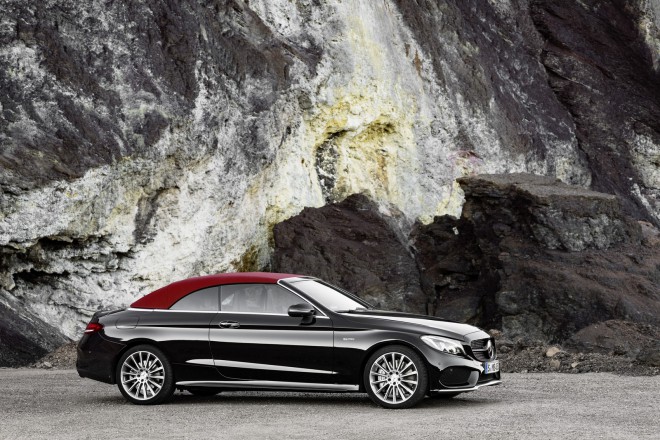 Mercedes C kabriolet je vstopni kabriolet te nemške znamke.