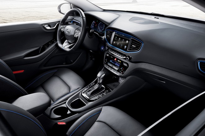 Hyundai Ioniq potnike z ničemer ne prikrajša.