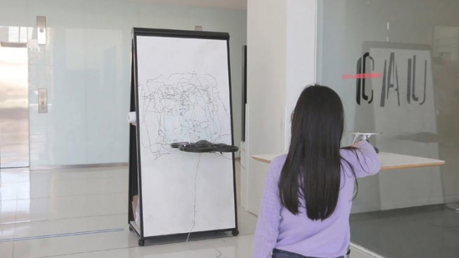 Létající pantograf je ''Picassdron''.
