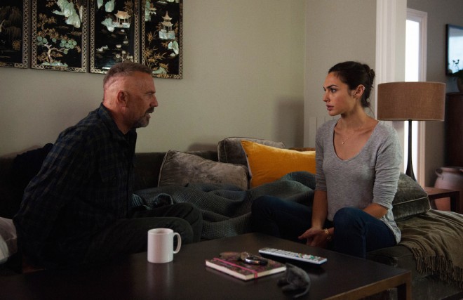 Kevin Costner/Ryan Reynolds in Gal Gadot v filmu Zločinski um.