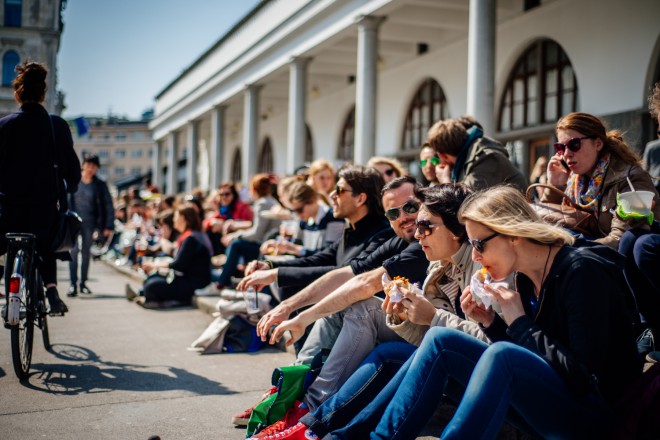 Pogačarjev trg že petič po vrsti "okuševalnica" slovenskih in uvoženih piv ter gurmanskih burgerjev.