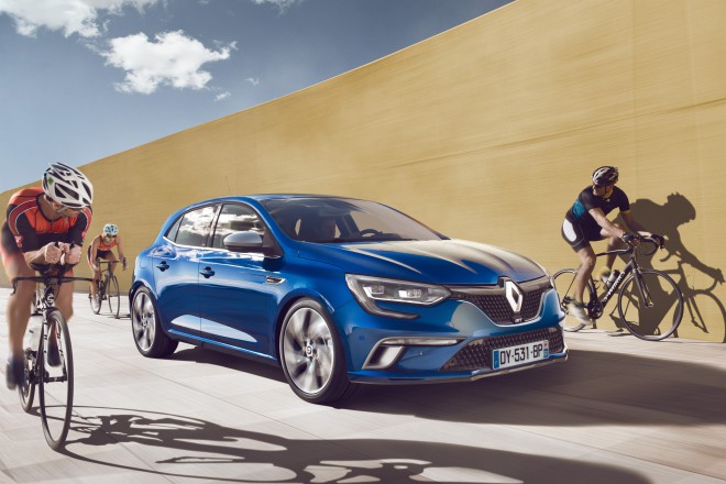 Dynamiek van de zijlijn - en grote 18-inch wielen in de Renault Megane GT-variant. 