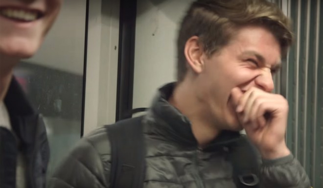Skulle du kunna hålla tillbaka ditt skratt i en sådan situation?