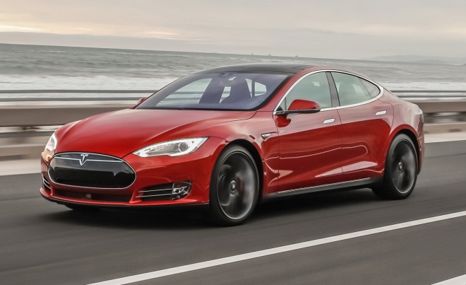 De Tesla S vermeed de botsing op eigen kracht.