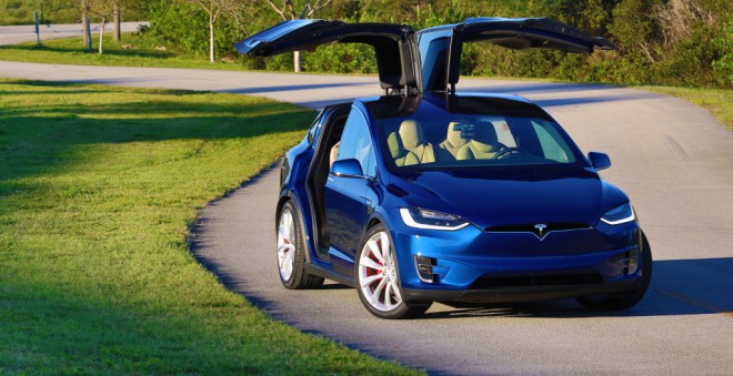 Sein Aussehen verrät es nicht, denn das Tesla Model X P90D Ludicrous ist kein Scherz!