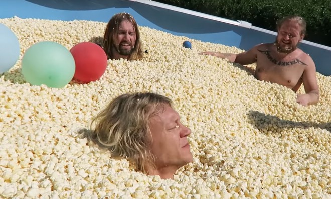 Une piscine remplie de pop-corn peut être un bon ajout à la fête.