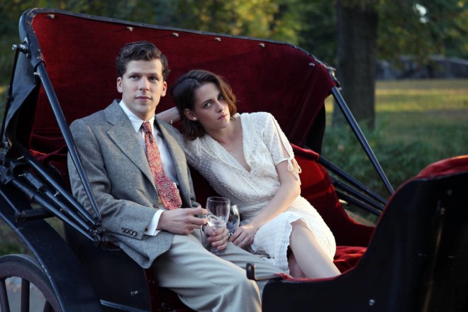 Kristen Stewart in Jesse Eisenberg v filmu Cafe Society.