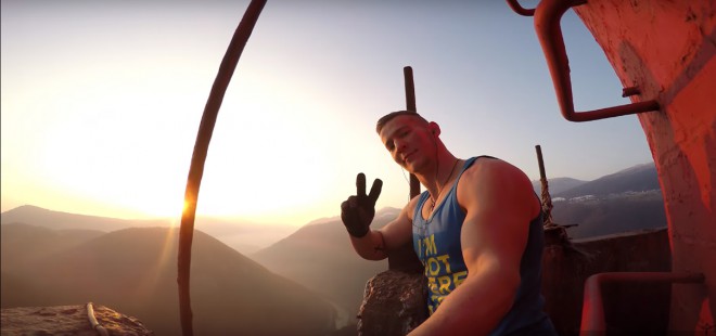 Dominik Sky na poti na vrh trboveljskega dimnika.