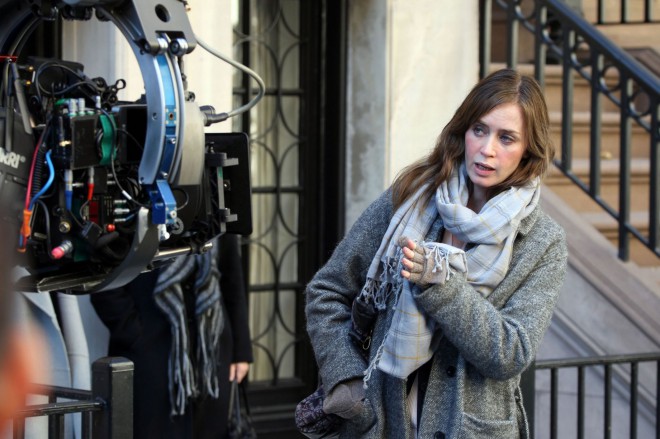 Emily Blunt med snemanjem filma Dekle na vlaku.