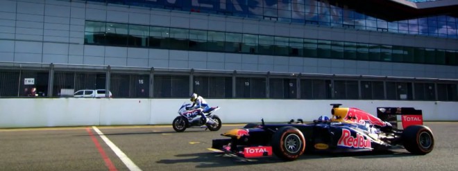 Formula 1 proti motociklu.