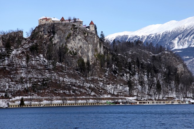 Pobelilo je tudi Bled. Številni turisti na sneg več kot očitno niso bili pripravljeni, saj so imeli s seboj vodne (sup) in ne snežne deske za smučanje na Straži.