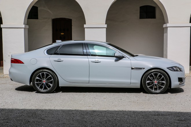 Jaguar XF: silueta