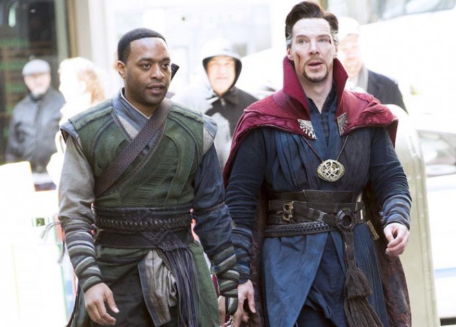 Benedict Cumberbatch e Chiwetel Ejiofor em Doutor Estranho.
