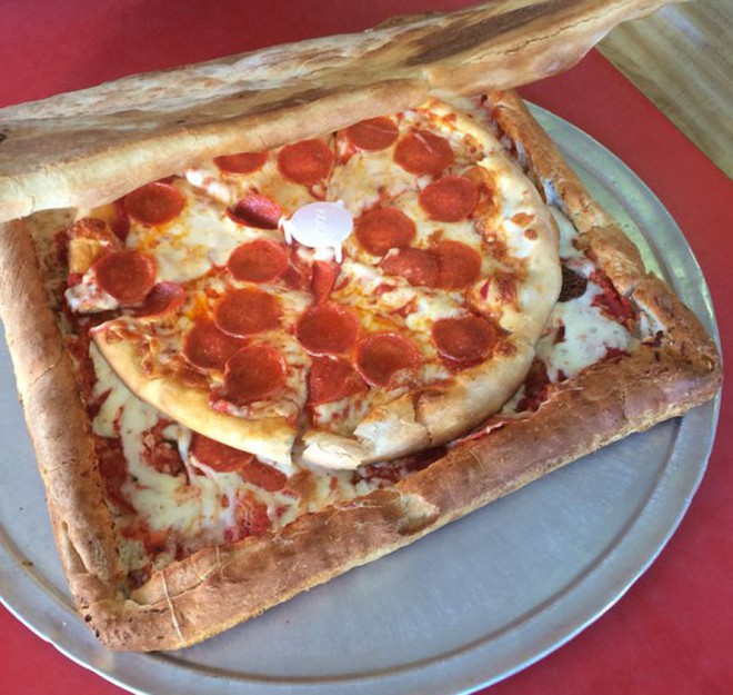 ... og en pizzaboks fra den amerikanske pizzeriaen Vinnie's Pizzeria.