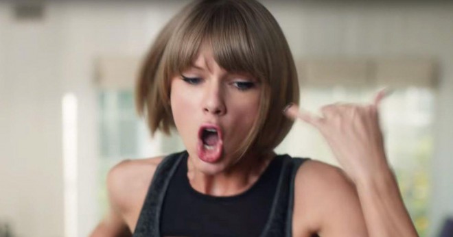 Taylor Swift v reklamě Apple na Apple Music.