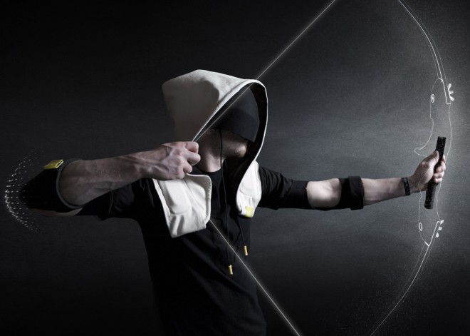 Artefact Shadow Hoodie oblečemo čez glavo, ramena in roke.