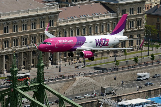 Vuelo peligrosamente bajo de WizzAir sobre Budapest.