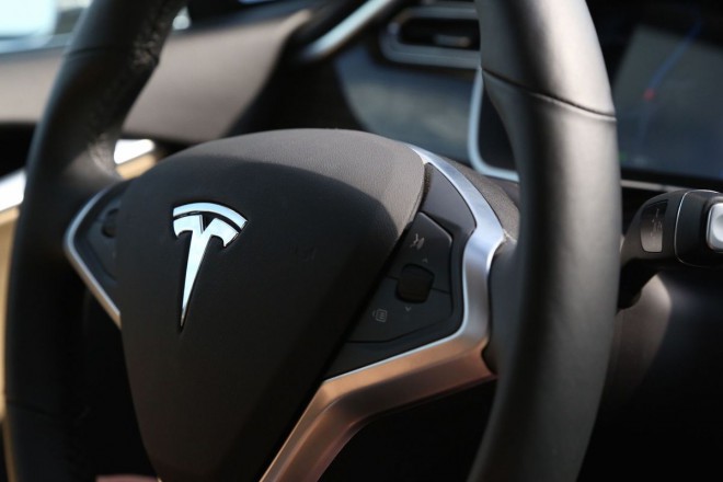 Možakar je med vožnjo zaspal za volanom Tesle Model S, a zahvaljujoč asistenčnemu sistemu ni povzročil nesreče.