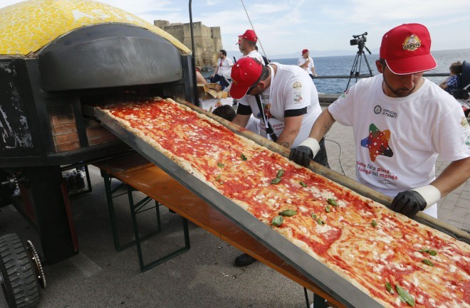 I 11 timer jobbet pizzabakerne som et samlebånd.