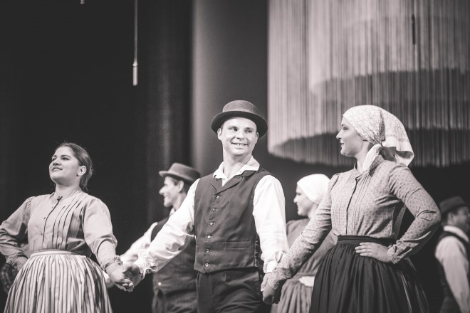 Folklorni spektakel, ki bo prikazal doslej še neprikazano, se bo premierno odvil 14. maja 2016 v Linhartovi dvorani Cankarjevega doma.
