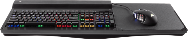 Podstavek Corsair Lapdog omogoča karseda udobno gaming izkušnjo.