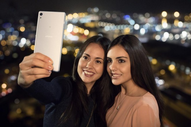 Tudi slaba svetloba ne pride do živega fotogafijam posnetih s Sony Xperio XA Ultra.