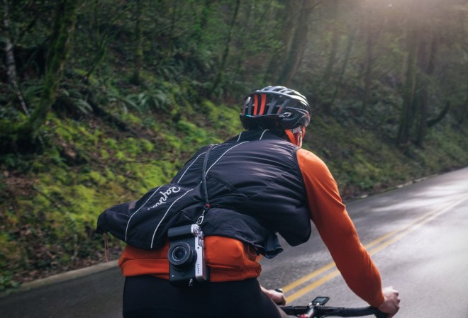 Pas za fotoaparat Mettle Speed Strap je rojen za kolesarjenje.