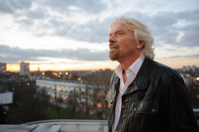 Richard Branson vstaja s soncem.