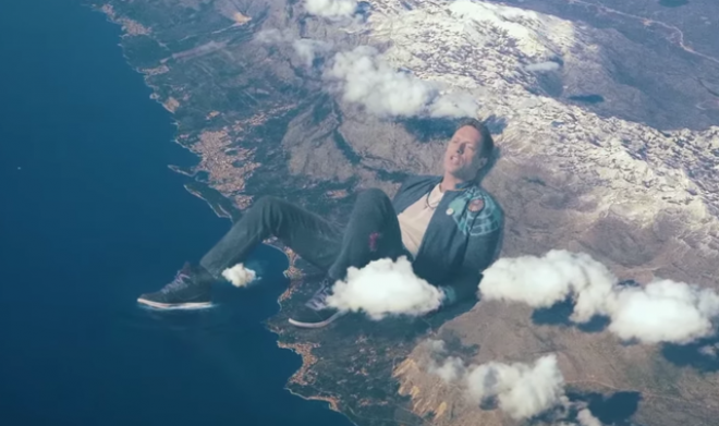 Chris Martin v videospotu za skladbo Up&Up.