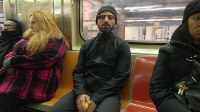 Sergey Brin con gafas de Google en el metro.