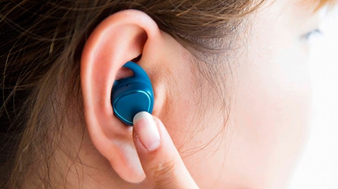 Brezžične slušalke Samsung Gear IconX aktivirate z enim dotikom.