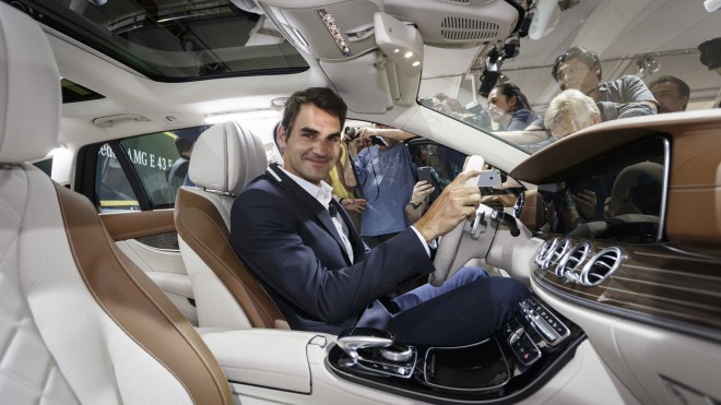 두 명의 거인 - Roger Federer와 새로운 Mercedes E 스테이션 왜건.