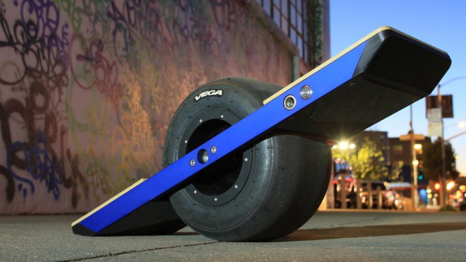 Je to tiež elektrický skateboard.