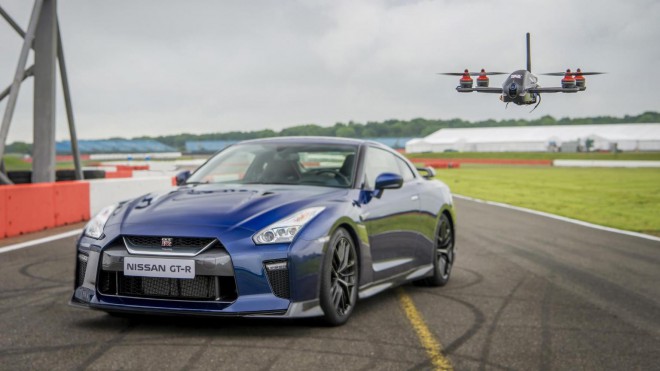 Nissan GT-R Racing Drone vs Nissan GT-R Supercar. Kuka tulee olemaan kuka?