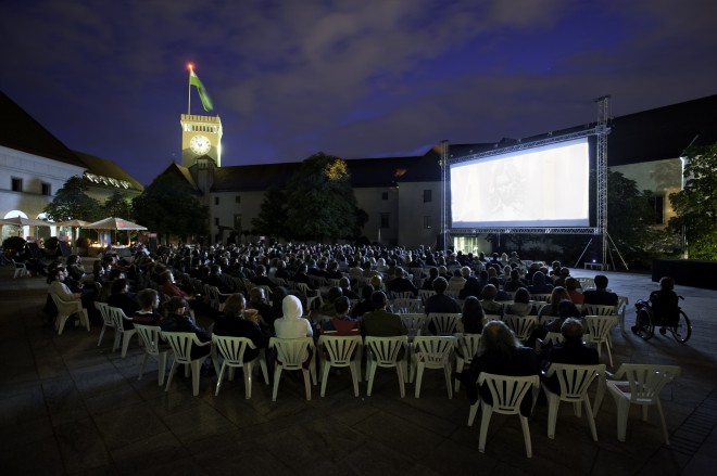 Film pod zvezdami za grajskim obzidjem