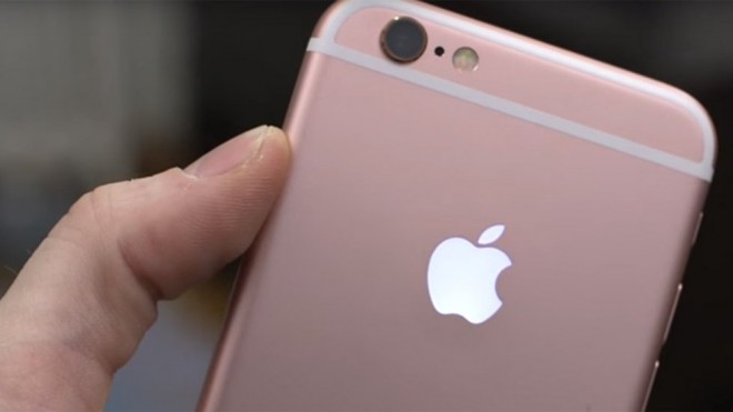 带有发光标志的 iPhone。