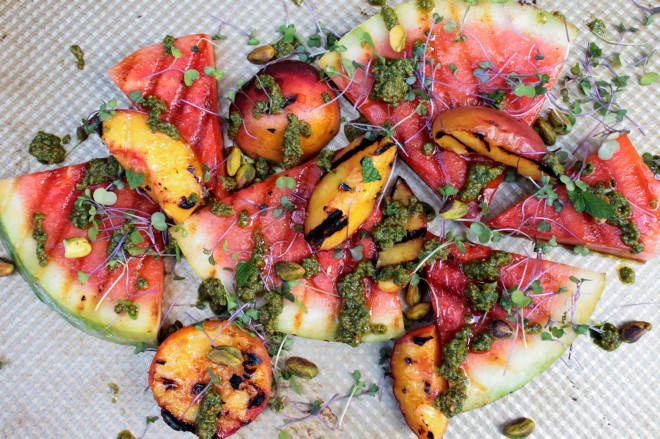Who would have thought that watermelon can also be placed on the grill.