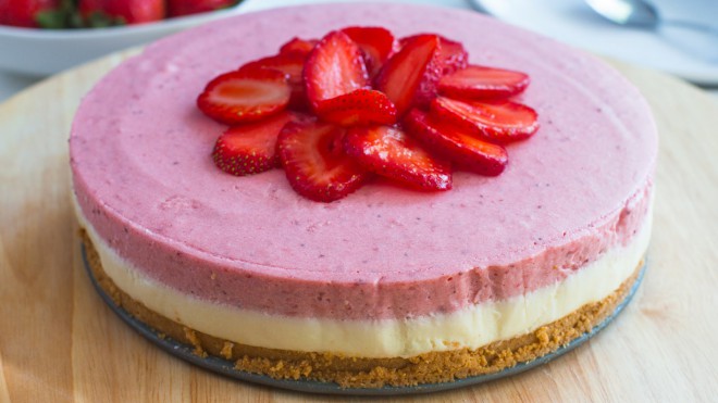 Ohlajena jagodna torta se bo še kako prilegla na vroč poletni večer.